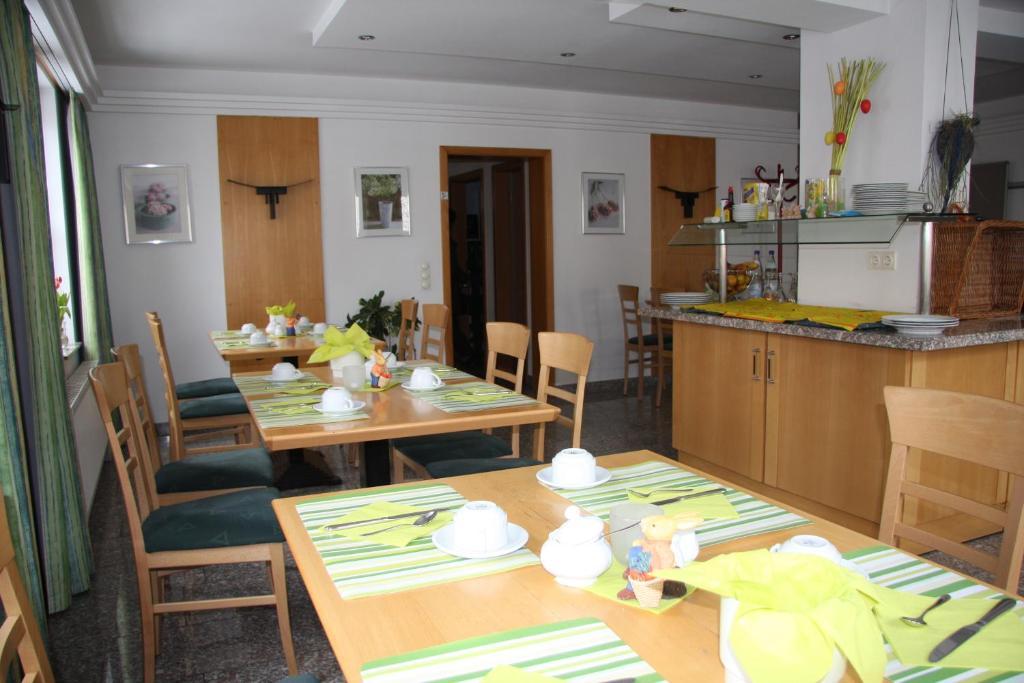 Hotel Gasthof Gruener Wald هوفهايم آم تاونوس المظهر الخارجي الصورة