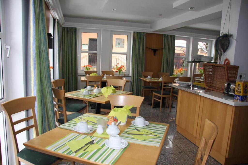 Hotel Gasthof Gruener Wald هوفهايم آم تاونوس المظهر الخارجي الصورة
