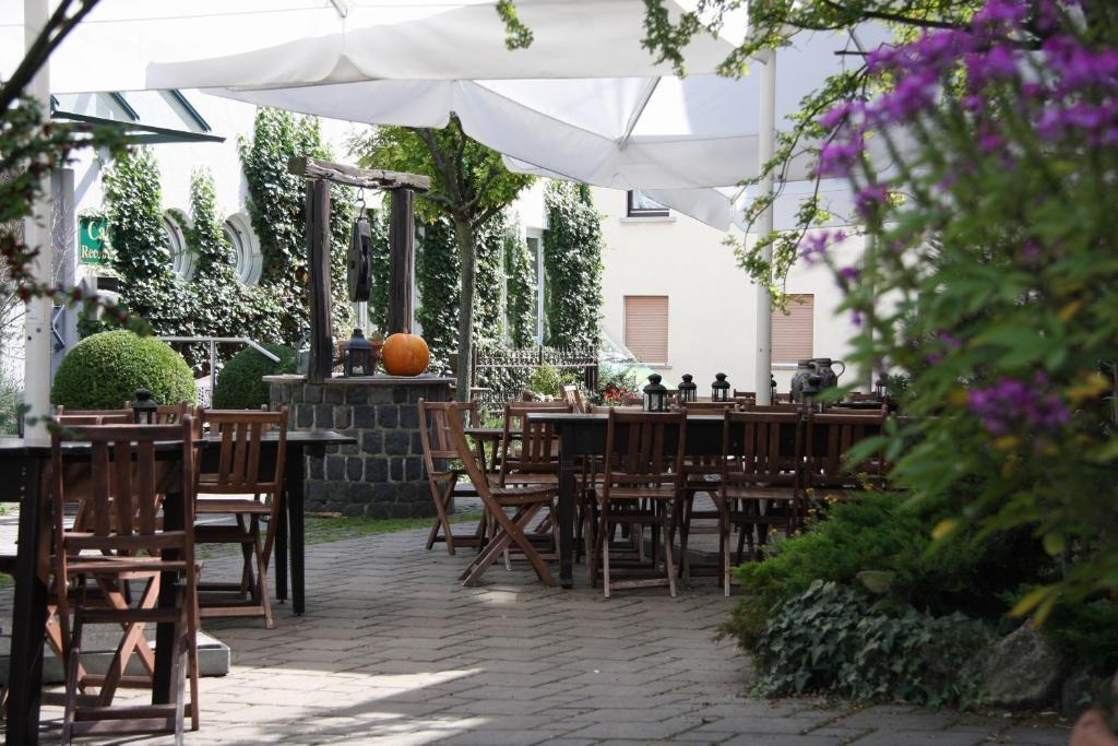 Hotel Gasthof Gruener Wald هوفهايم آم تاونوس المظهر الخارجي الصورة