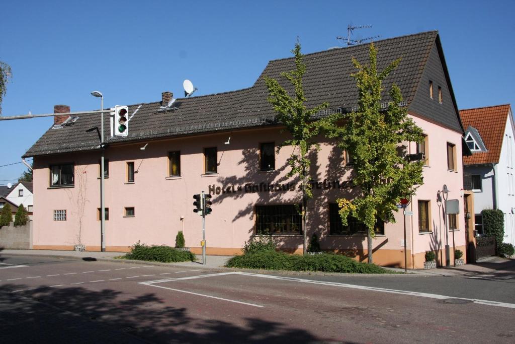 Hotel Gasthof Gruener Wald هوفهايم آم تاونوس المظهر الخارجي الصورة
