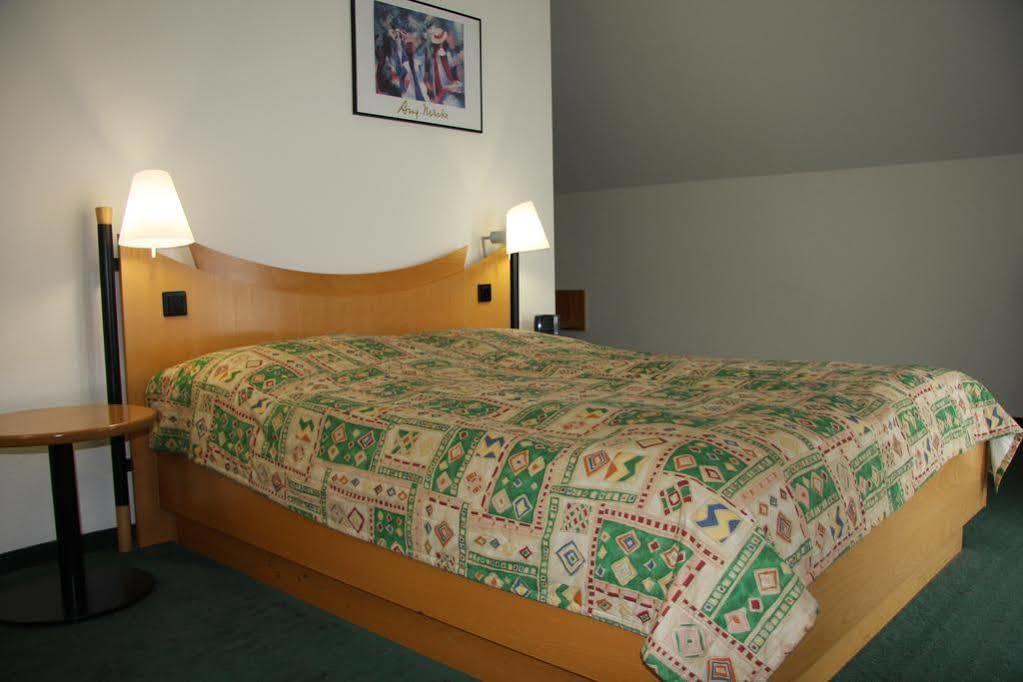 Hotel Gasthof Gruener Wald هوفهايم آم تاونوس المظهر الخارجي الصورة